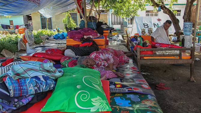 Sejumlah warga beristirahat di tenda pengungsian di Terong, Adonara Timur, Flores Timur, Nusa Tenggara Timur, Sabtu 11 April 2026.