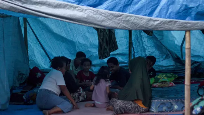 Sejumlah warga beristirahat di tenda pengungsian di Terong, Adonara Timur, Flores Timur, Nusa Tenggara Timur, Sabtu 11 April 2026.