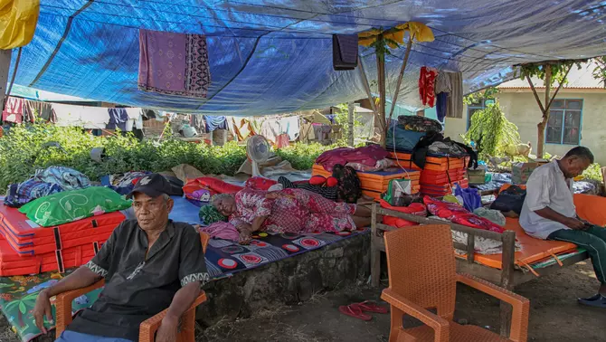 Sejumlah warga beristirahat di tenda pengungsian di Terong, Adonara Timur, Flores Timur, Nusa Tenggara Timur, Sabtu 11 April 2026.