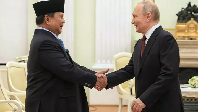 Presiden Prabowo Subianto (kiri) berjabat tangan dengan Presiden Rusia Vladimir Putin di Istana Kremlin, Moskwa, Rusia, Senin 13 April 2026.