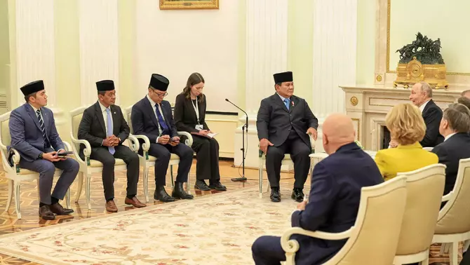 Presiden Prabowo Subianto (tengah), didampingi sejumlah menteri berbincang dengan Presiden Rusia Vladimir Putin (kanan) di Istana Kremlin, Moskwa, Rusia, Senin 13 April 2026.