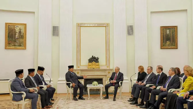 Presiden Prabowo Subianto (keempat kiri) berbincang dengan Presiden Rusia Vladimir Putin (keempat kanan) didampingi jajaran menteri kedua negara di Istana Kremlin, Moskwa, Rusia, Senin 13 April 2026.