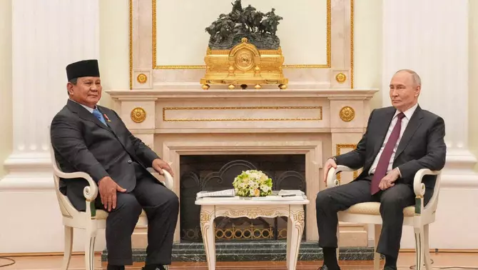 Presiden Prabowo Subianto (kiri) berbincang dengan Presiden Rusia Vladimir Putin di Istana Kremlin, Moskwa, Rusia, Senin 13 April 2026.