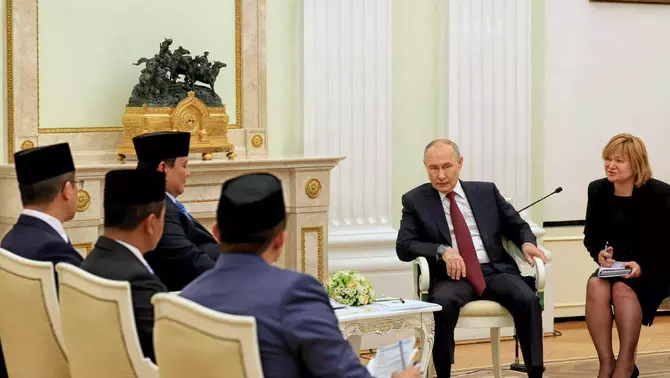 Presiden Prabowo Subianto (dua kiri) berbincang dengan Presiden Rusia Vladimir Putin (dua kanan) di Istana Kremlin, Moskwa, Rusia, Senin 13 April 2026.