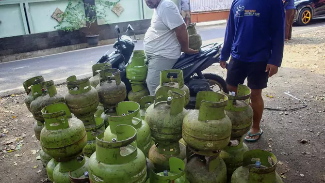 Pekerja melayani warga yang membeli tabung LPG 3 kg di pangkalan gas Dwi Karya Mandala, Pasar Rebo, Jakarta Timur, Jakarta, Jumat 17 April 2026.