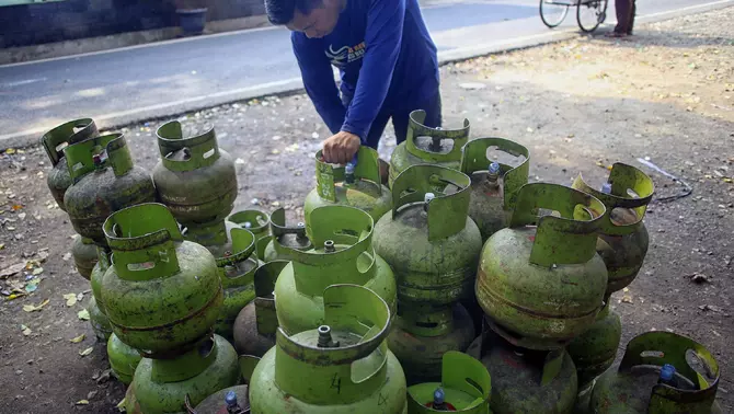 Pekerja menata tabung LPG 3 kg di pangkalan gas Dwi Karya Mandala, Pasar Rebo, Jakarta Timur,Jakarta, Jumat 17 April 2026.