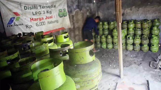 Pekerja menata tabung LPG 3 kg di pangkalan gas Dwi Karya Mandala, Pasar Rebo, Jakarta Timur,Jakarta, Jumat 17 April 2026.