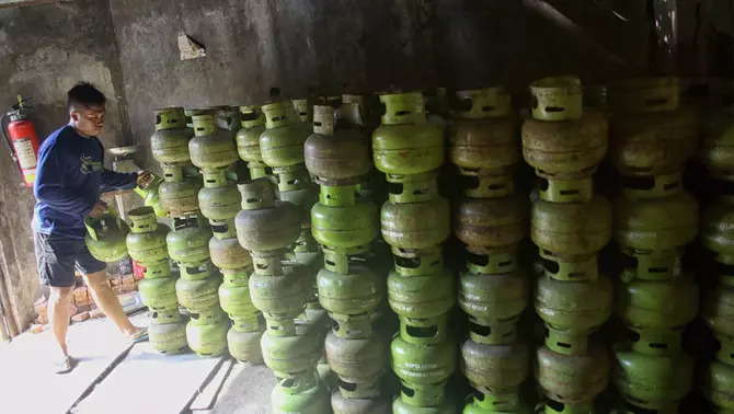 Pekerja menata tabung LPG 3 kg di pangkalan gas Dwi Karya Mandala, Pasar Rebo, Jakarta Timur,Jakarta, Jumat 17 April 2026.