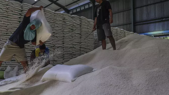 Pekerja membongkar muat beras di Gudang Bulog Ternate, Maluku Utara, Senin 6 April 2026.