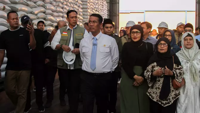 Menteri Pertanian Andi Amran Sulaiman (ketiga kiri) bersama Direktur Utama Perum Bulog Letjen TNI (Purn) Ahmad Rizal Ramdhani (kedua kiri) saat meninjau gudang Bulog Divre Jatim, Buduran, Sidoarjo, Jawa Timur, Minggu 19 April 2026.