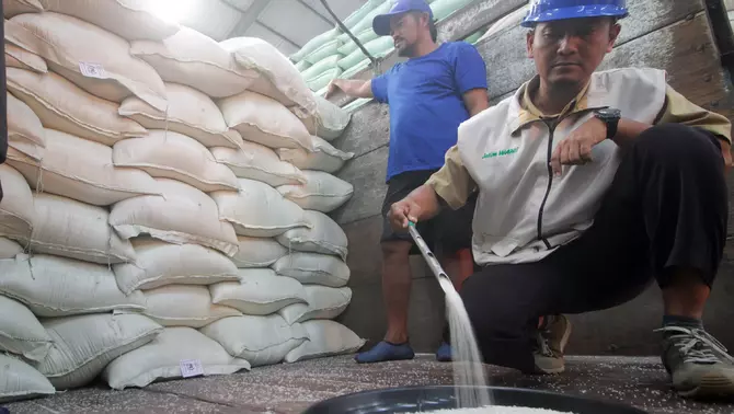 Petugas memeriksa sampel beras di gudang Bulog Divre Jatim, Buduran, Sidoarjo, Jawa Timur, Minggu 19 April 2026.