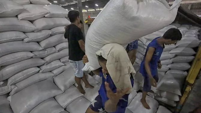 Pekerja saat menurunkan beras dari truk di gudang sewa Bulog JDP Karawang 1 Logistic Park, Jawa Barat, Kamis 23 April 2026.