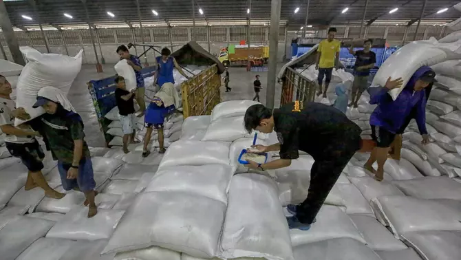 Pekerja saat menurunkan beras dari truk di gudang sewa Bulog JDP Karawang 1 Logistic Park, Jawa Barat, Kamis 23 April 2026.