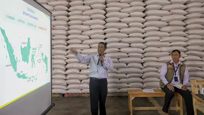 Menteri Pertanian sekaligus Kepala Badan Pangan Nasional (Bapanas) Amran Sulaiman bersama Direktur Utama Perum Bulog Ahmad Rizal Ramdhani melakukan inspeksi mendadak (sidak) ke JDP Karawang 1 Logistic Park, Jawa Barat, Kamis 23 April 2026.