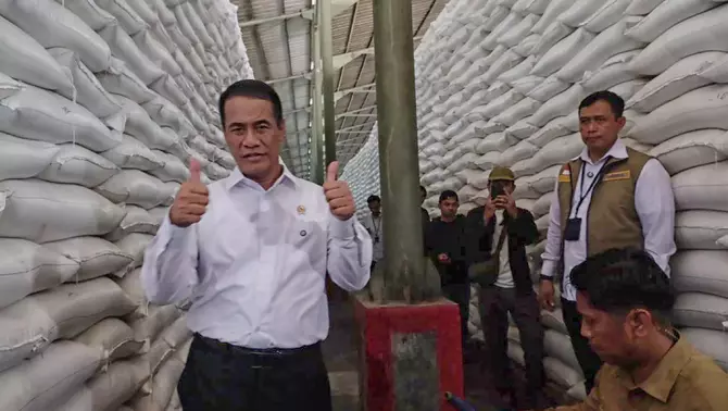 Menteri Pertanian sekaligus Kepala Badan Pangan Nasional (Bapanas) Amran Sulaiman bersama Direktur Utama Perum Bulog Ahmad Rizal Ramdhani melakukan inspeksi mendadak (sidak) ke JDP Karawang 1 Logistic Park, Jawa Barat, Kamis 23 April 2026.