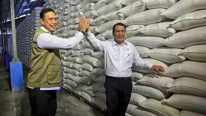 Menteri Pertanian sekaligus Kepala Badan Pangan Nasional (Bapanas) Amran Sulaiman bersama Direktur Utama Perum Bulog Ahmad Rizal Ramdhani melakukan inspeksi mendadak (sidak) ke JDP Karawang 1 Logistic Park, Jawa Barat, Kamis 23 April 2026.