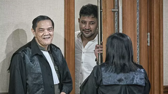 Terdakwa kasus dugaan jual beli narkotika di dalam Rutan Salemba Muhammad Akbar alias Ammar Zoni (tengah) berbincang dengan kuasa hukumnya sebelum menjalani sidang putusan di Pengadilan Negeri Jakarta Pusat, Jakarta, Kamis 23 April 2026.