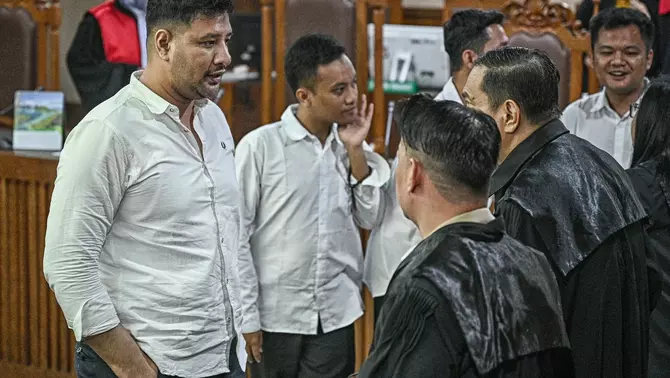 Terdakwa kasus dugaan jual beli narkotika di dalam Rutan Salemba Muhammad Akbar alias Ammar Zoni (tengah) berbincang dengan kuasa hukumnya sebelum menjalani sidang putusan di Pengadilan Negeri Jakarta Pusat, Jakarta, Kamis 23 April 2026.