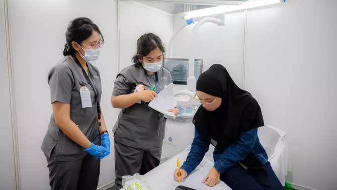 Sejumlah karyawan Prudential Syariah berpartisipasi di Breast Cancer Screening sebagai bagian dari rangkaian perayaan Milad keempat Prudential Syariah di Prudential Tower, Jakarta.