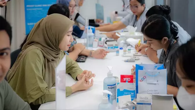 Suasana area kegiatan Breast Cancer Screening dan donor darah yang diikuti karyawan, Jakarta.