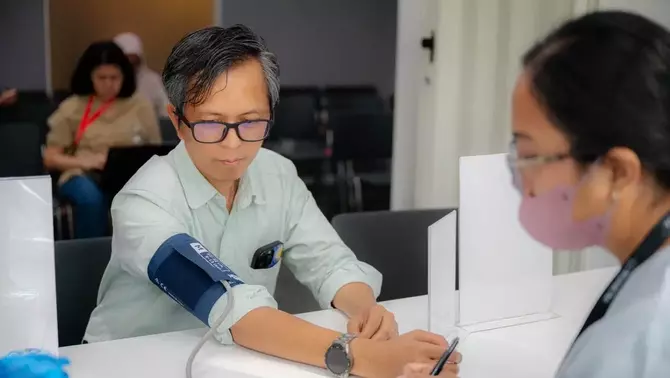 Suasana area kegiatan Breast Cancer Screening dan donor darah yang diikuti karyawan, Jakarta.