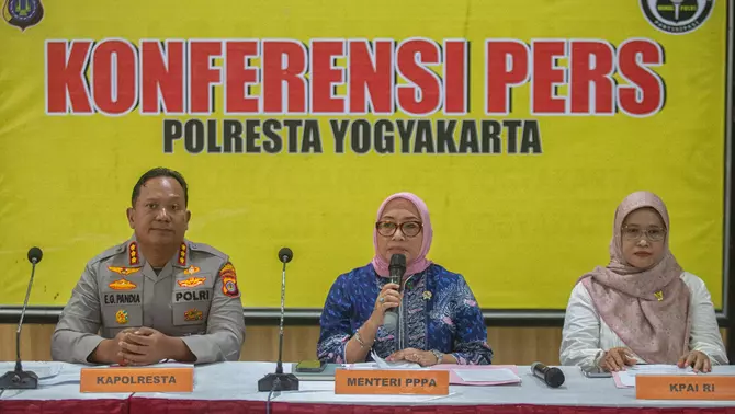 Menteri Pemberdayaan Perempuan dan Perlindungan Anak Arifatul Choiri Fauzi (tengah) bersama Kapolresta Yogyakarta Kombes Pol Eva Guna Pandia (kiri) dan Komisioner Komisi Perlindungan Anak Indonesia (KPAI) Diyah Puspitarini (kanan) menyampaika keterangan saat konferensi pers pengungkapan kasus dugaan kekerasan dan penelantaran terhadap anak oleh Daycare Little Aresha di Mapolresta Yogyakarta, Yogyakarta, Senin 27 April 2026.