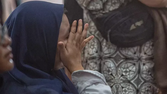 Orang tua korban mengusap air mata saat konferensi pers pengungkapan kasus dugaan kekerasan dan penelantaran terhadap anak oleh Daycare Little Aresha di Mapolresta Yogyakarta, Yogyakarta, Senin (27/4/2026)