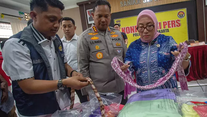 Menteri Pemberdayaan Perempuan dan Perlindungan Anak Arifatul Choiri Fauzi (kanan) bersama Kapolresta Yogyakarta Kombes Pol Eva Guna Pandia (kedua kanan) menunjukan barang bukti saat konferensi pers pengungkapan kasus dugaan kekerasan dan penelantaran terhadap anak oleh Daycare Little Aresha di Mapolresta Yogyakarta, Yogyakarta, Senin 27 April 2026.
