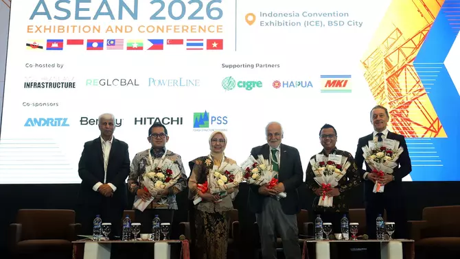 (ki-ka): Chairman & Publisher Global Transmission Report Alok Bara - Executive VP, EBT, PT PLN (Persero) Daniel Tampubolon - Vice Chairman MKI dan Dirut PLN Engineering Chairani Rahmatullah - President CIGRE Dr. Konstantin O. Papailiou - VP PT PLN (Persero) Ariel Sugiyanto - Country Managing Director, Hitachi Energy Indonesia Predrag Grupkovic berfoto bersama dalam TransTech ASEAN 2026, Pameran dagang pertama di kawasan ASEAN yang berfokus pada sektor transmisi tenaga listrik di Indonesia Convention Exhibition (ICE), BSD City, Kabupaten Tangerang Banten, kemarin. 
