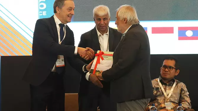 (ki-ka): Country Managing Director Hitachi Energy Indonesia Predrag Grupkovic - Chairman & Publisher Global Transmission Report Alok Bara - President CIGRE Dr. Konstantin O. Papailiou saat acara TransTech ASEAN 2026, Pameran dagang pertama di kawasan ASEAN yang berfokus pada sektor transmisi tenaga listrik di Indonesia Convention Exhibition (ICE), BSD City, Kabupaten Tangerang Banten, kemarin.