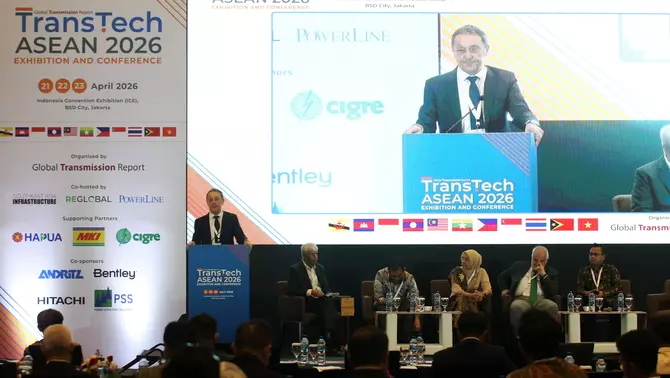 Country Managing Director Hitachi Energy Indonesia Predrag Grupkovic saat memberikan paparan. Hitachi Energy bertindak sebagai Knowledge Partner dari Global Transmission Report meluncurkan laporan Indonesia: Electricity Grid in Transition pada ajang Transtech ASEAN 2026.