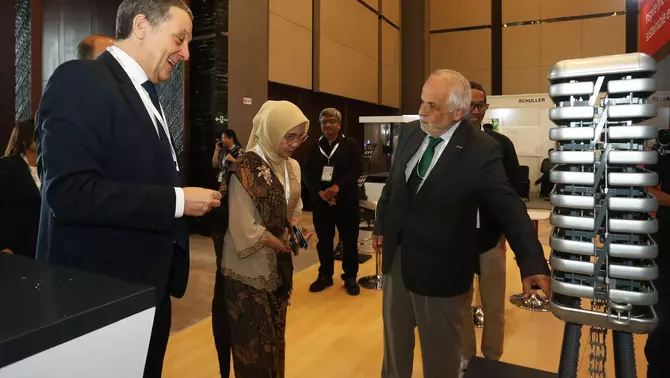 (Ki-ka): Country Managing Director Hitachi Energy Indonesia Predrag Grupkovic bersama Vice Chairman MKI dan Direktur Utama PLN Engineering Chairani Rahmatullah dan President CIGRE Dr. Konstantin O. Papailiou saat menunjau booth pameran di ajang TransTech ASEAN 2026, di ICE, BSD City, Tangerang, kemarin.