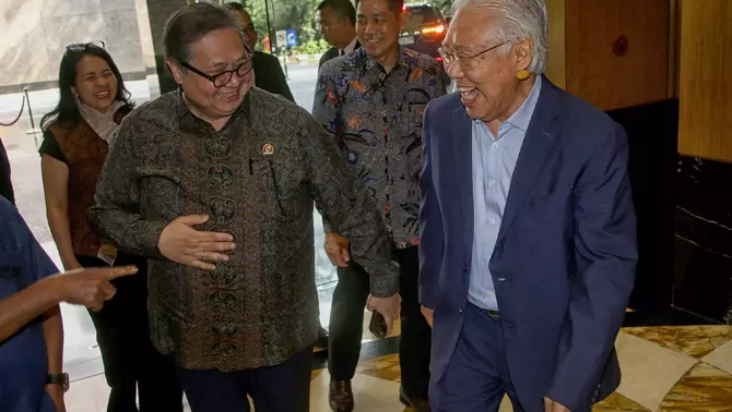 Menteri Koordinator Bidang Perekonomian Airlangga Hartarto (kiri) disambut Komisaris Utama B-Universe Enggartiasto Lukita (kanan), hadir sebagai narasumber acara Investor Daily Round Table dengan tema “Menakar Denyut Ekonomi, Akselerasi Pertumbuhan Di Tengah Gejolak Global” yang digagas  B-Universe di Jakarta, Selasa 28 April 2026.