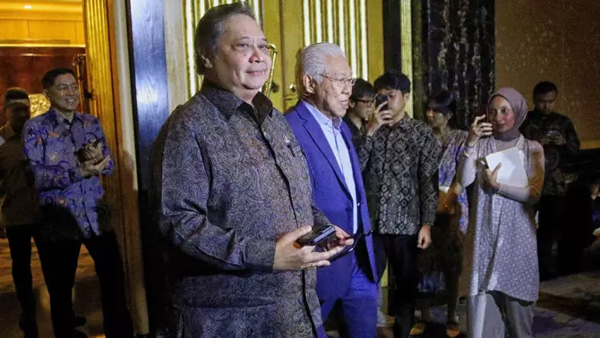 Menteri Koordinator Bidang Perekonomian Airlangga Hartarto (kiri) disambut Komisaris Utama B-Universe Enggartiasto Lukita (kanan), hadir sebagai narasumber acara Investor Daily Round Table dengan tema “Menakar Denyut Ekonomi, Akselerasi Pertumbuhan Di Tengah Gejolak Global” yang digagas  B-Universe di Jakarta, Selasa 28 April 2026.