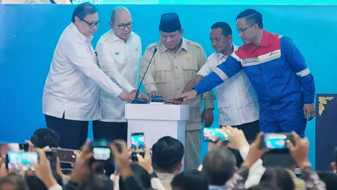 Presiden Prabowo Subianto (tengah) didampingi Menko Bidang Perekonomian Airlangga Hartarto (kiri), Menteri investasi dan Hilirisasi serta Ketua Danantara Rosan Perkasa Roeslani (kedua kiri), Menteri Energi dan Sumberdaya Mineral Bahlil Lahadalia (kedua kanan) dan Dirut Pertamina Simon Aloysius Mantiri (kanan),  memencet tombol saat meresmikan groundbreaking 13 proyek hilirisasi tahap II yang dipusatkan di Kilang Pertamina RU IV CIlacap, Jawa Tengah, Rabu 29 April 2926.