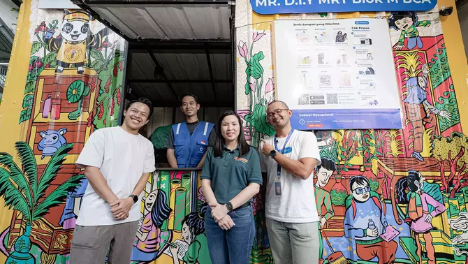 Chief Financial Officer MR.D.I.Y. Indonesia Rika Juniaty Tanzil (dua dari kanan), bersama Chief Operating Officer dan Co-Founder Rekosistem Joshua Valentino (kanan) dan Co-Founder Pandawara Group Muchamad Ikhsan Destian (kiri) saat peluncuran Waste Station kerja sama MR.D.I.Y. Indonesia dengan Rekosistem di MRT Blok M Jakarta, pekan lalu.