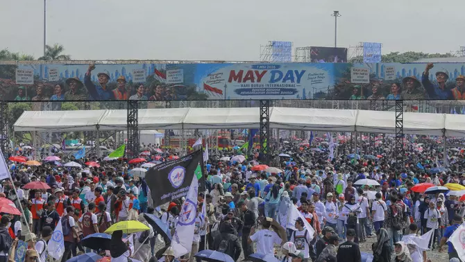 Massa buruh mengikuti peringatan Hari Buruh Internasional atau May Day 2026 di kawasan Monumen Nasional (Monas), Jakarta, Jumat 1 Mei 2025.