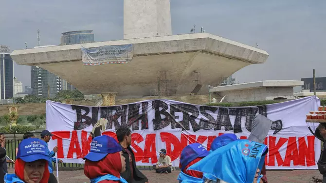 Massa buruh mengikuti peringatan Hari Buruh Internasional atau May Day 2026 di kawasan Monumen Nasional (Monas), Jakarta, Jumat 1 Mei 2025.