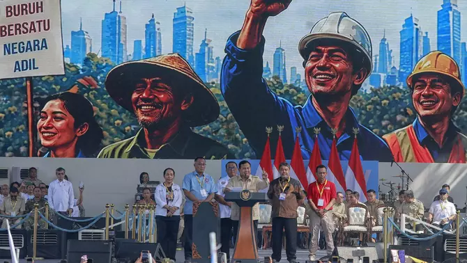 Presiden Prabowo Subianto (ketiga kanan) didampingi Presiden KSBSI Elly Rosita Silaban (kiri), Ketua Umum KSPSI sekaligus Menteri Lingkungan Hidup Mohammad Jumhur Hidayat (kedua kiri), Presiden KSPSI AGN Andi Gani Nena Wea (ketiga kiri), Presiden KSPI Said Iqbal (kedua kanan) dan Ketua Umum KPBI Ilhamsyah (kanan) memberikan sambutan dalam peringatan Hari Buruh Internasional atau May Day 2026 di kawasan Monumen Nasional (Monas), Jakarta, Jumat 1 Mei 2025.