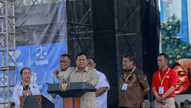 Presiden Prabowo Subianto (ketiga kanan) didampingi Presiden KSBSI Elly Rosita Silaban (kiri), Ketua Umum KSPSI sekaligus Menteri Lingkungan Hidup Mohammad Jumhur Hidayat (kedua kiri), Presiden KSPSI AGN Andi Gani Nena Wea (ketiga kiri), Presiden KSPI Said Iqbal (kedua kanan) dan Ketua Umum KPBI Ilhamsyah (kanan) memberikan sambutan dalam peringatan Hari Buruh Internasional atau May Day 2026 di kawasan Monumen Nasional (Monas), Jakarta, Jumat 1 Mei 2025.