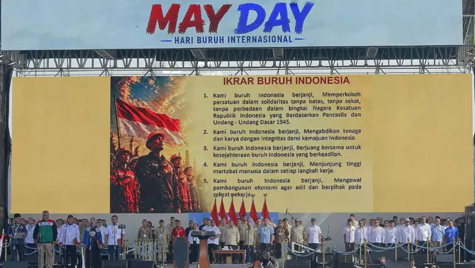 Presiden Prabowo Subianto (ketiga kanan) didampingi Presiden KSBSI Elly Rosita Silaban (kiri), Ketua Umum KSPSI sekaligus Menteri Lingkungan Hidup Mohammad Jumhur Hidayat (kedua kiri), Presiden KSPSI AGN Andi Gani Nena Wea (ketiga kiri), Presiden KSPI Said Iqbal (kedua kanan) dan Ketua Umum KPBI Ilhamsyah (kanan), dan sejumlah tamu undangan menghadiri peringatan Hari Buruh Internasional atau May Day 2026 di kawasan Monumen Nasional (Monas), Jakarta, Jumat 1 Mei 2025.