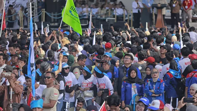 Massa buruh mengikuti peringatan Hari Buruh Internasional atau May Day 2026 di kawasan Monumen Nasional (Monas), Jakarta, Jumat 1 Mei 2025.