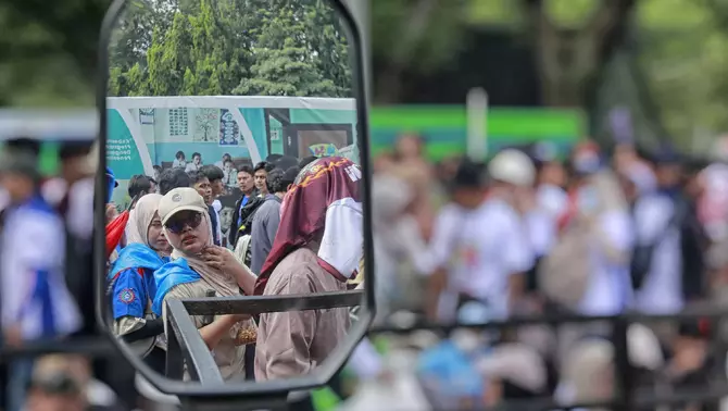Massa buruh mengikuti peringatan Hari Buruh Internasional atau May Day 2026 di kawasan Monumen Nasional (Monas), Jakarta, Jumat 1 Mei 2025.