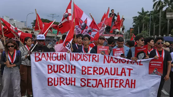 Sejumlah peserta aksi memperingati Hari Buruh Internasional atau May Day 2026 di depan gedung DPR RI, Jakarta, Jumat 1 Mei 2026.