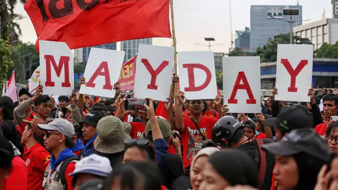 Sejumlah peserta aksi memperingati Hari Buruh Internasional atau May Day 2026 di depan gedung DPR RI, Jakarta, Jumat 1 Mei 2026.