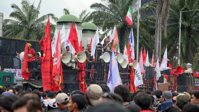 Sejumlah peserta aksi memperingati Hari Buruh Internasional atau May Day 2026 di depan gedung DPR RI, Jakarta, Jumat 1 Mei 2026.