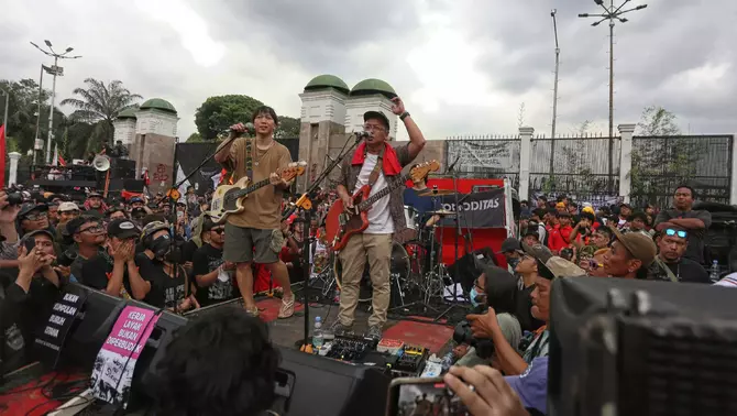 Grup musik Efek Rumah Kaca menghibur peserta aksi, saat memperingati Hari Buruh Internasional atau May Day 2026 di depan gedung DPR RI, Jakarta, Jumat 1 Mei 2026.