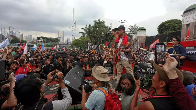 Grup musik Efek Rumah Kaca menghibur peserta aksi, saat memperingati Hari Buruh Internasional atau May Day 2026 di depan gedung DPR RI, Jakarta, Jumat 1 Mei 2026.