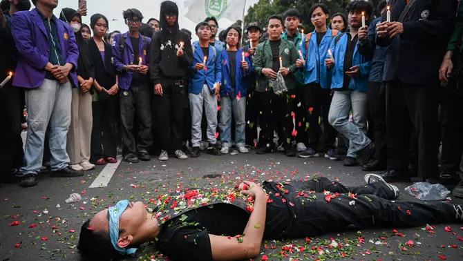 Massa yang tergabung dalam Aliansi Badan Eksekutif Mahasiswa Seluruh Indonesia (BEM SI) menampilkan aksi teatrikal saat peringatan Hari Pendidikan Nasional di Jalan Medan Merdeka Selatan, Jakarta, Sabtu 2 Mei 2026.