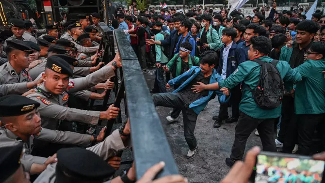 Polisi berupaya menghentikan dorongan massa Aliansi Badan Eksekutif Mahasiswa Seluruh Indonesia (BEM SI) saat unjuk rasa peringatan Hari Pendidikan Nasional di Jalan Medan Merdeka Selatan, Jakarta, Sabtu 2 Mei 2026.